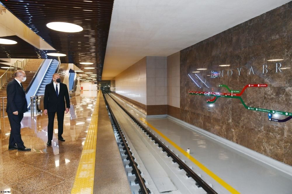 La station « 8 Novembre » du métro de Bakou a ouvert ses portes. Le président Ilham Aliyev a visité la station de métro