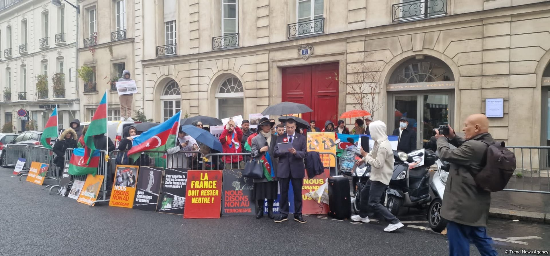 DES REPRÉSENTANTS DE LA DIASPORA AZERBAÏDJANAISE  MANIFESTENT DEVANT LE SÉNAT EN FRANCE