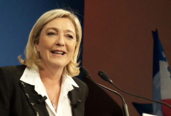 MARINE LE PEN ET D'AUTRES FIGURES DU PARTI RN SONT JUGÉES POUR DES ALLÉGATIONS D'EMPLOIS FICTIFS AU SEIN DE L'UE