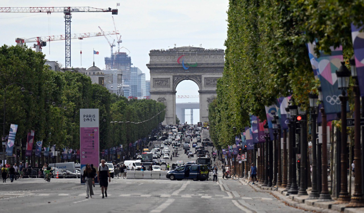 PARIS 2024 : LA POLLUTION DE LA SEINE INTERROMPT LES ENTRAÎNEMENTS DE NATATION POUR LE TRIATHLON