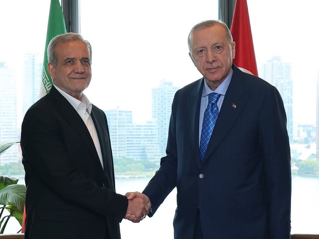 LE PRÉSIDENT DE LA TURQUIE RENCONTRE LE NOUVEAU PRÉSIDENT IRANIEN MASSOUD PAZESHKIAN POUR LA PREMIÈRE FOIS