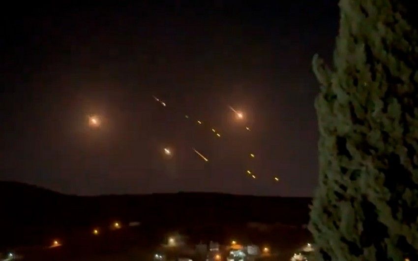 L'IRAN LANCE DES VAGUES DE MISSILES SUR ISRAËL EN RÉPONSE AUX VIOLENCES AU LIBAN