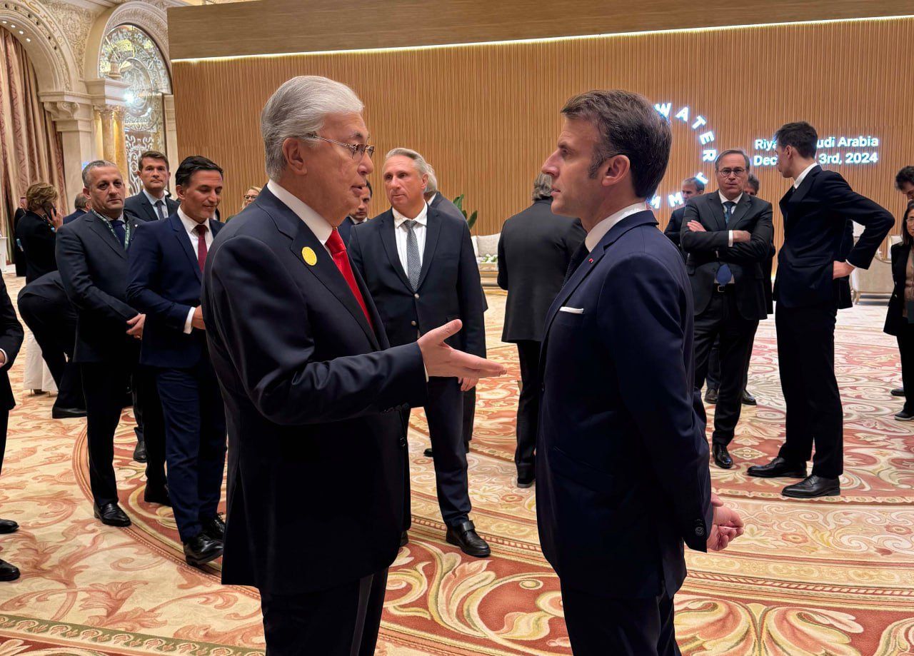 LE PRÉSIDENT DU KAZAKHSTAN RENCONTRE EMMANUEL MACRON À RIYAD