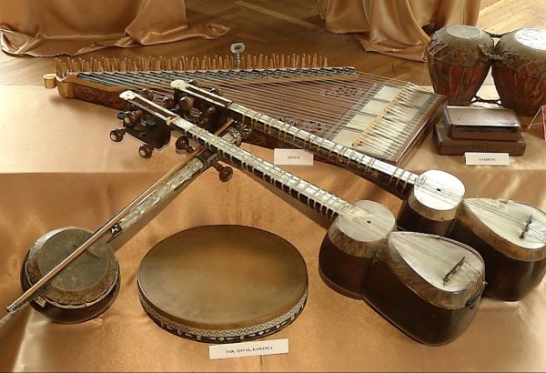 L'AZERBAÏDJAN OFFRE DES INSTRUMENTS TRADITIONNELS AU MUSÉE DE BRUXELLES, CÉLÉBRANT AINSI L'HÉRITAGE DU MUGHAM