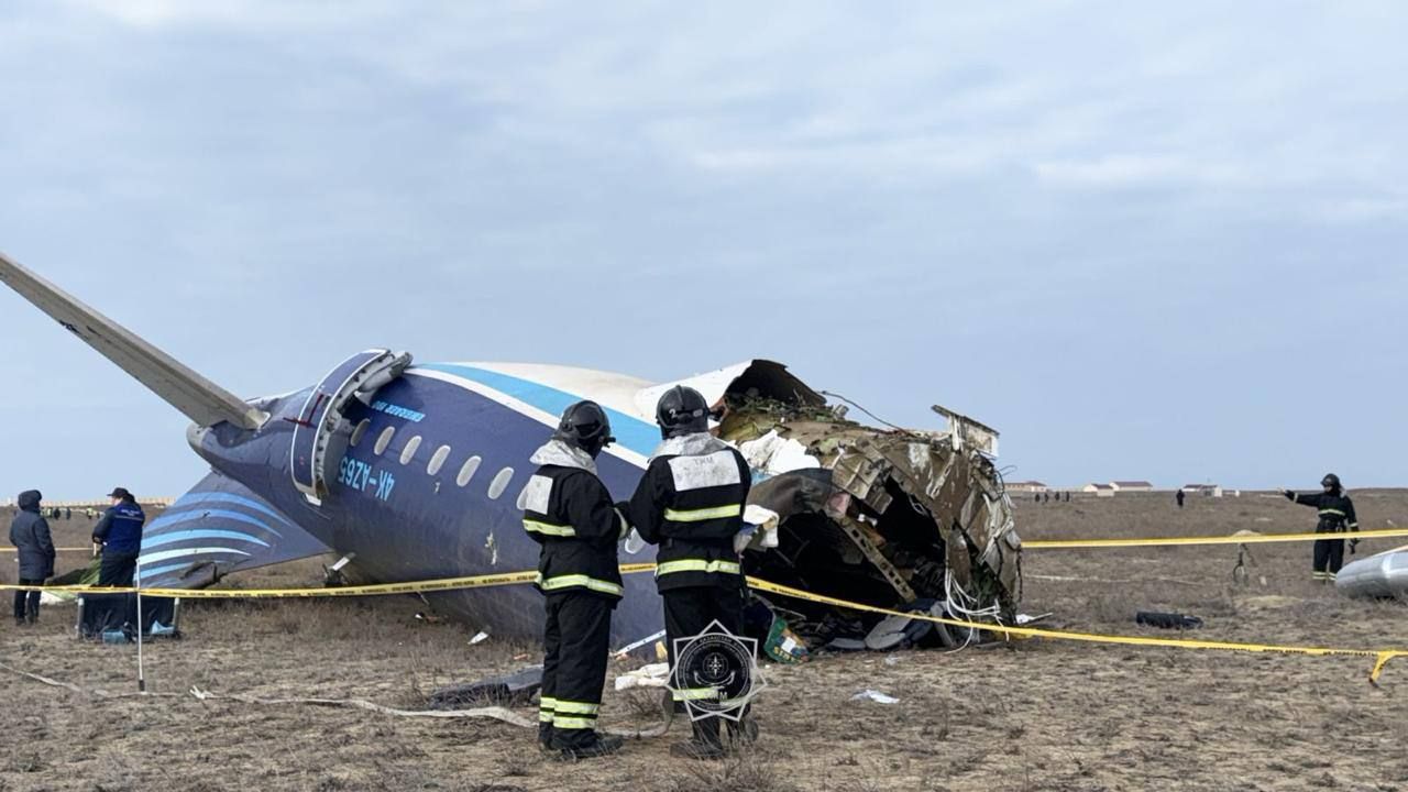 UN AVION DE LA COMPAGNIE AZERBAIJAN AIRLINES S'ÉCRASE AU KAZAKHSTAN ET FAIT DE NOMBREUSES VICTIMES