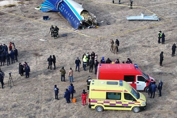 TROIS MEMBRES D'ÉQUIPAGE SURVIVENT AU CRASH D'UN AVION DE L'AZERBAÏDJAN AIRLINES À AKTAU